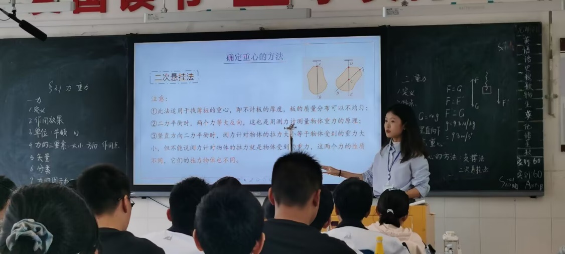 一群人在台上演讲描述已自动生成
